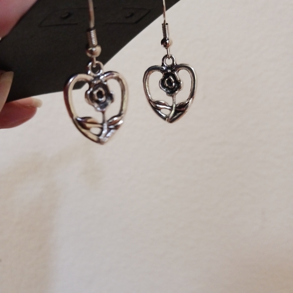 2 item-FAUX TURQUOISE & HEART GEMSTONE SILVERTONE NECKLACE & HEART EARRINGS - Picture 7 of 10